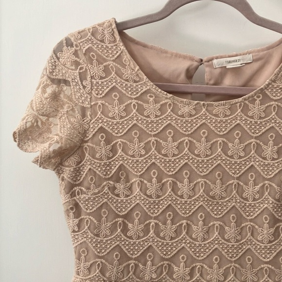 Forever 21 size medium creamy / Tan A-line Flutter Sleeve lace Dress lined Teen - Picture 3 of 16
